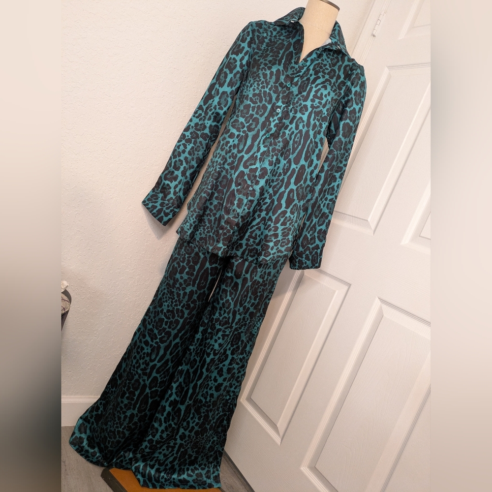 Rich&Naked Emerald Leopard Print Silk Hight Waste Pants And Blouse Set. Size 6